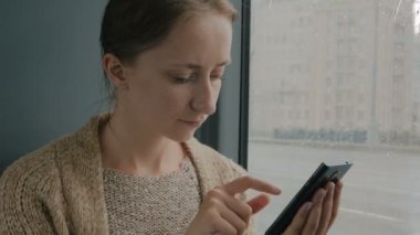 Otobüsle seyahat ve smartphone kullanarak kadın