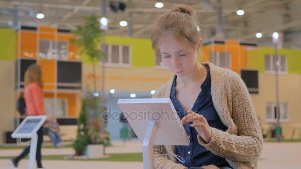 Woman using interactive touchscreen display at urban exhibition — Stock Video