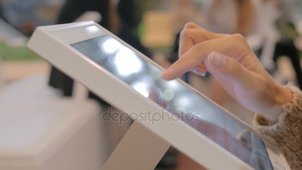Vrouw met interactieve touchscreen display op stedelijke tentoonstelling — Stockvideo
