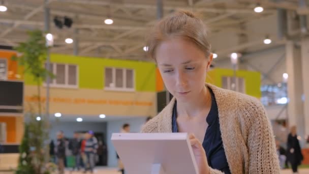 Женщина с интерактивным сенсорным экраном на городской выставке — стоковое видео