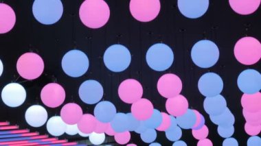 Tavan hareket eden kurşun topları