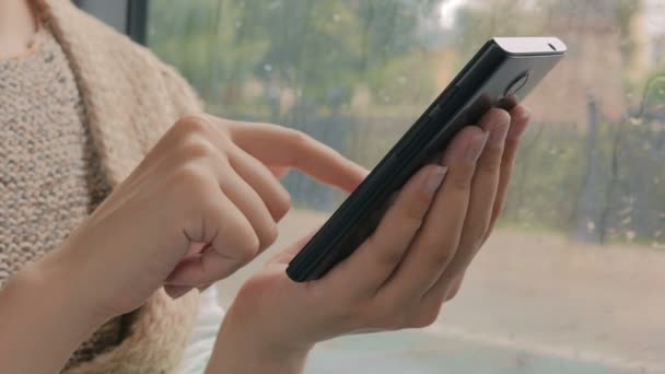 Femme utilisant un smartphone — Video