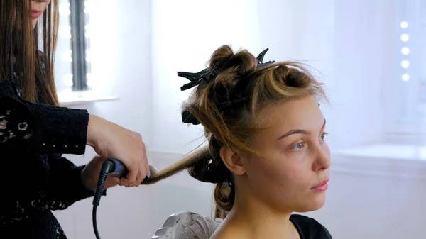 Peluquería profesional haciendo peinado para mujer - haciendo rizos — Foto de Stock