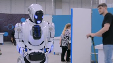 İnsansı robot çocuk ile teknoloji fuarında konuşuyor.
