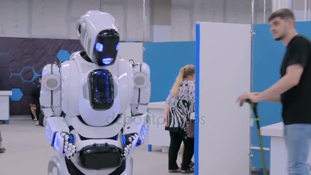 Humanoid robot beszél a gyermek technológia kiállítás — Stock videók