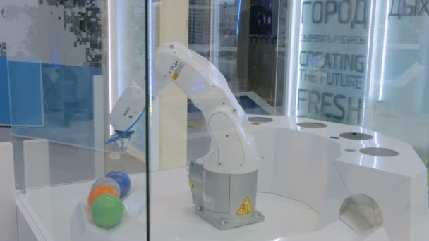 Робот автоматически сортирует мусор — стоковое видео