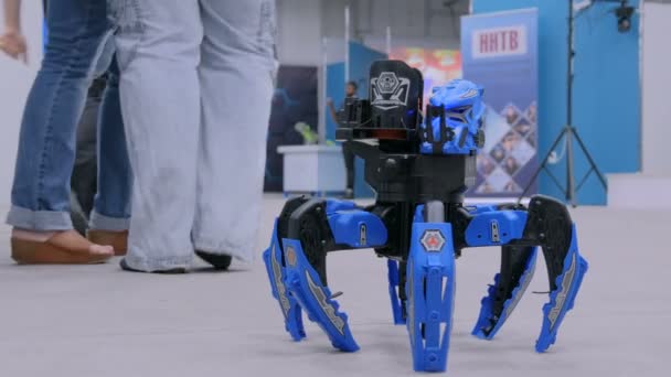 Robot araña moviéndose y disparando en la exposición de la tecnología robótica — Vídeo de stock