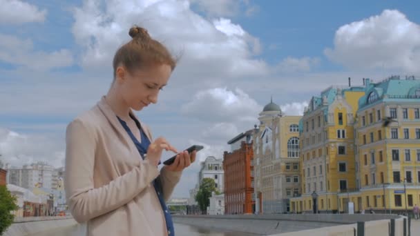 Kvinna med hjälp av smartphone — Stockvideo