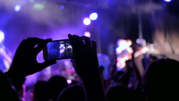Akıllı telefonlu canlı müzik konserinin görüntülerini kaydeden eller. — Stok video