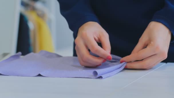 Créateur de mode professionnel travaillant au studio de couture — Video