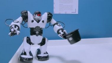 Gelecek sergi şapka tutan ve hareketli insansı robot eller