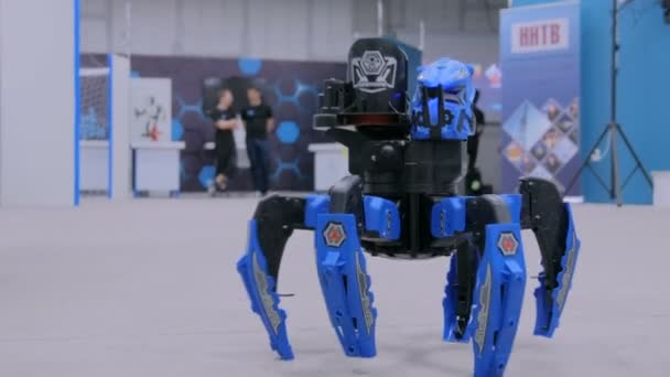 Robot pók mozgó és a lövés robot technológia kiállítása — Stock videók