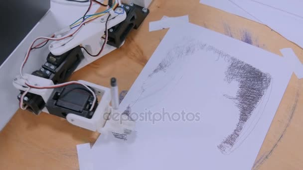 Brazo robótico con retrato de dibujo en pluma negra — Vídeo de stock