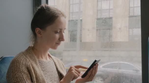 Mulher viajando de ônibus e usando smartphone — Vídeo de Stock