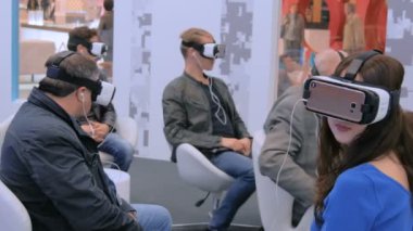 Teknoloji fuarında sanal gerçeklik kulaklığı kullanan bir grup insan