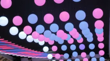 Tavan hareket eden kurşun topları