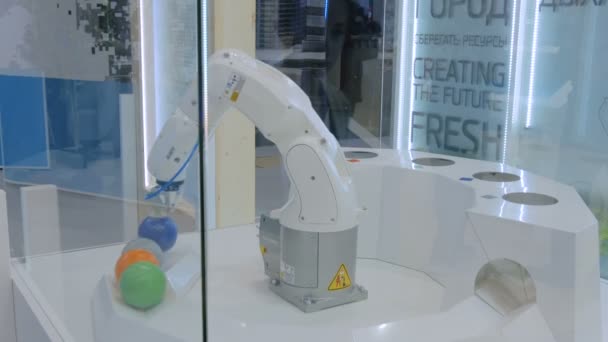 Робот автоматически сортирует мусор — стоковое видео