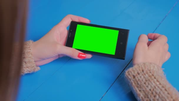 Woman using smartphone with green screen — Stock Video