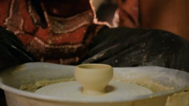 Atölyede çalışan profesyonel erkek çömlekçi.