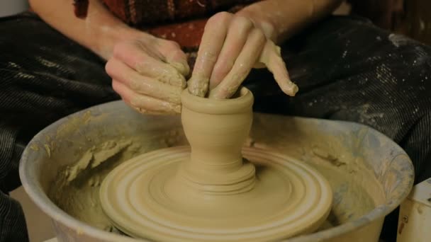 Oleiro masculino profissional fazendo cerâmica na oficina — Vídeo de Stock