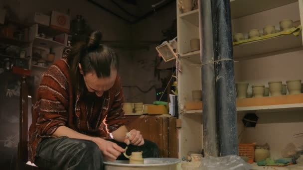 도자기 작업장에서 특별 한 도구를 사용하여 진흙을 빚는 전문 도공 — 비디오