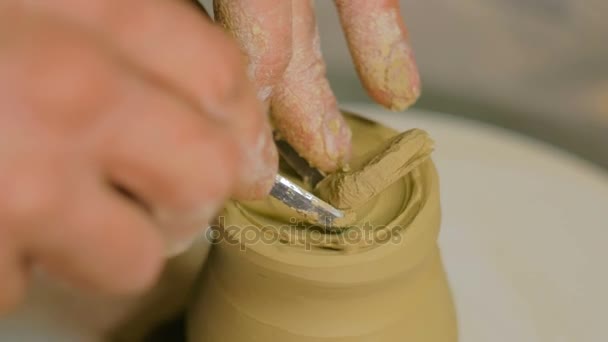 Caneca de escultura de oleiro profissional com ferramenta especial na oficina de cerâmica — Vídeo de Stock