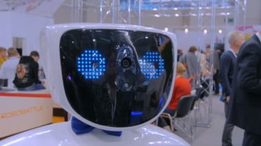 Robot Show'da mavi gözlü beyaz robot