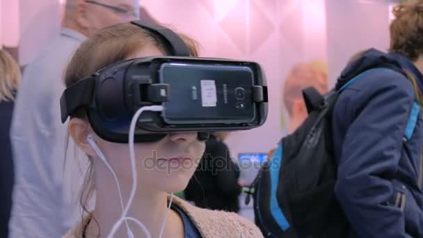 Jonge vrouw met behulp van virtual reality bril — Stockvideo