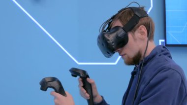 Sanal gerçeklik kulaklık kullanarak ve özel joystick ile çizim genç adam