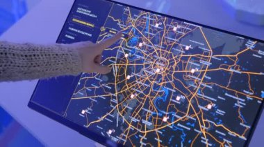 Modern teknoloji sergisinde etkileşimli dokunmatik ekran kullanan kadın