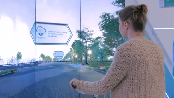 Jonge vrouw met interactieve fiets simulator machine — Stockvideo