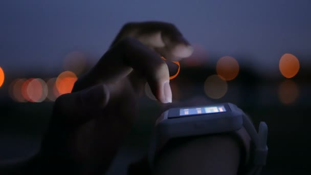 Mujer joven usando reloj inteligente wearable — Vídeo de stock