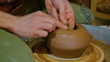 Atölyede çalışan profesyonel erkek çömlekçi.