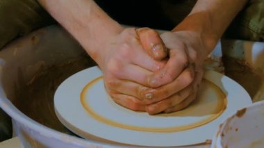 Profesyonel erkek potter potters tekerlek üzerinde kil ile çalışma