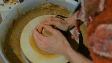 Profesyonel erkek potter potters tekerlek üzerinde kil ile çalışma
