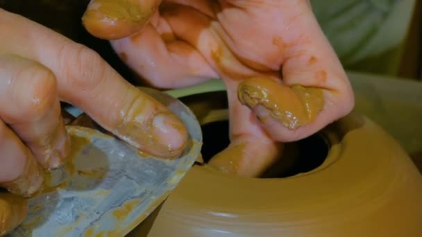Профессиональная чаша для формирования горшечника со специальным инструментом в керамической мастерской — стоковое видео