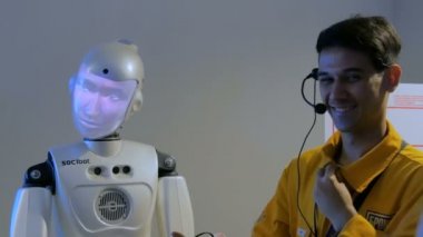 Rehberi, Teknolojileri Fuarı ile konuşurken ekran yüzü ile komik insansı robot