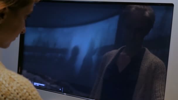 Kobieta korzystająca z interaktywnego ekranu dotykowego w muzeum historii współczesnej — Wideo stockowe