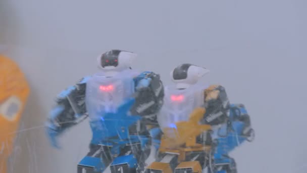 Humanoida robotar dansar på robotshow — Stockvideo