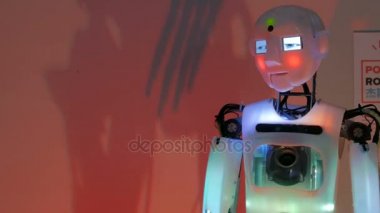 Konuşmak ve baş teknoloji fuarında hareketli komik insansı robot