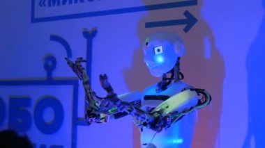 Konuşma ve hareket komik insansı robot Teknolojileri Fuarı eller