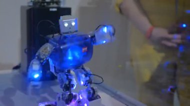 İnsansı robot Robotik Show'da dans