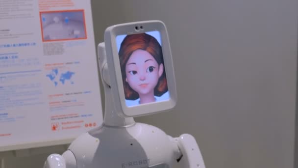Робот поет и двигает головой на выставке технологий — стоковое видео