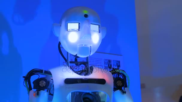 Robô humanoide engraçado falando e movendo as mãos na exposição de tecnologia — Vídeo de Stock