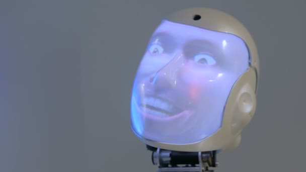 Zabawny humanoidalnego robota z wyświetlania twarzy rozmawia i głowa ruchoma — Wideo stockowe