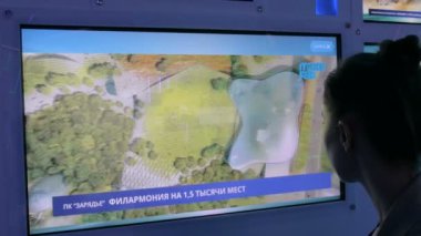 Modern teknoloji sergisinde etkileşimli dokunmatik ekran kullanan kadın