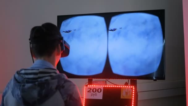 Έφηβος αγόρι παίζει εικονικής πραγματικότητας skydive προσομοιωτή — Αρχείο Βίντεο