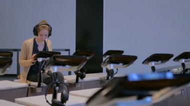 Modern tarih müzesinde etkileşimli dokunmatik ekran görüntüsü kullanan kadın