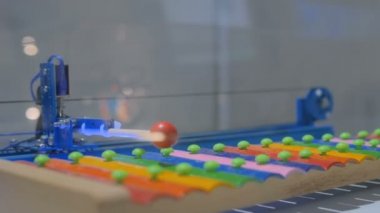 Robot renkli ksilofonda oynuyor