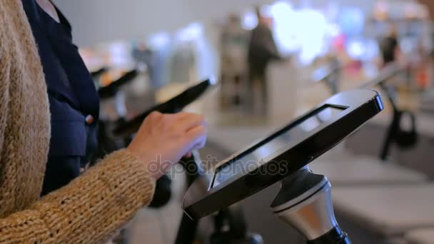 Kobieta za pomocą interaktywnego ekranu dotykowego wyświetlacza tabletu w nowoczesne muzeum żydowskie — Wideo stockowe
